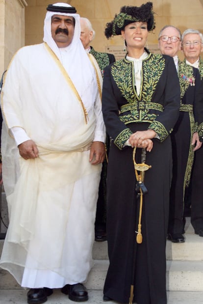 El emir de Qatar y su esposa, en París.