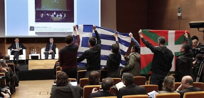 Parlamentarios de EH Bildu interrumpen la intervención de Jyrki Katainen y Urkullu este jueves en Bilbao. 