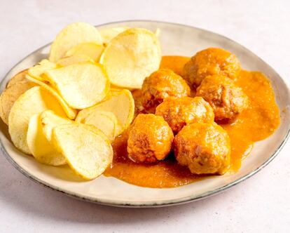 Albóndigas de ternera en salsa con patatas fritas chips.