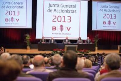 Vista general de la junta de accionistas del Banco de Valencia, convocada por el Fondo de Reestructuración Ordenada Bancaria (FROB), actual administrador de la entidad, que vota las cuentas de 2012 y el nombramiento de los nueve miembros del consejo de administración hoy en el Palacio de Congresos.