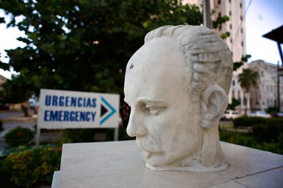 Busto de José Martí afuera de la Clínica Internacional Camilo Cienfuegos en La Habana.
