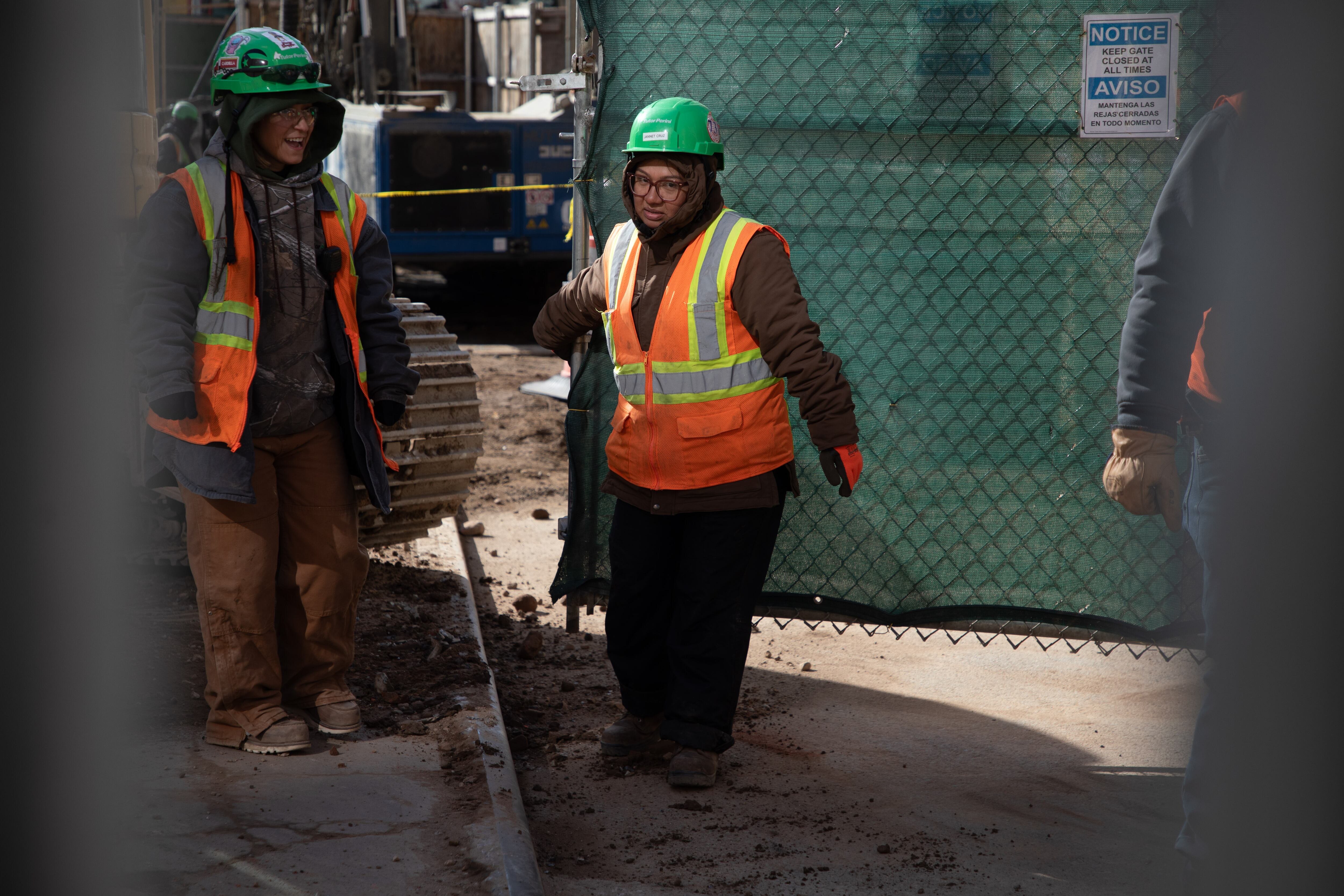 Ulani y Janet abren la entrada a la zona de la obra en la que trabajan, en Brooklyn, Nueva York. 