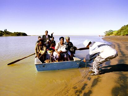 Una de las barcas empleadas en transportar a habitantes de zonas remotas y rurales a otras más urbanizadas en Sudáfrica para, por ejemplo, acudir al médico.