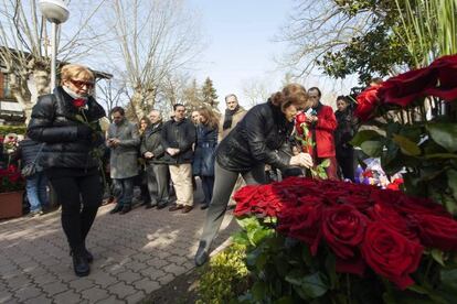 La viuda de Fernando Buesa, Natividad Rodríguez, deposita una rosa en presencia de la madre del ertzaina Jorge Díez, Begoña Elorza, en el lugar donde fueron asesinados.