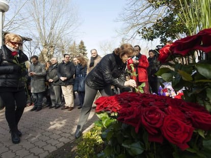 La viuda de Fernando Buesa, Natividad Rodríguez, deposita una rosa en presencia de la madre del ertzaina Jorge Díez, Begoña Elorza, en el lugar donde fueron asesinados.