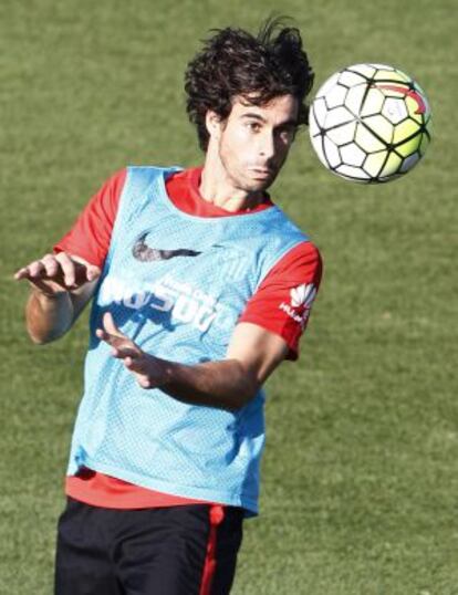 Tiago, durante un entrenamiento con el Atlético.