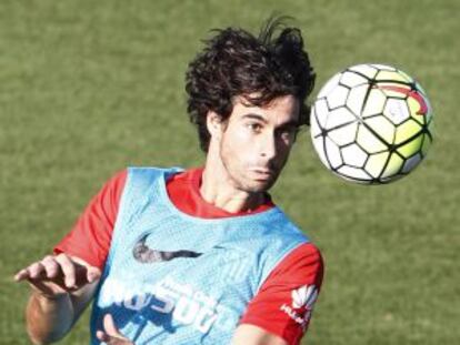 Tiago, durante un entrenamiento con el Atlético.