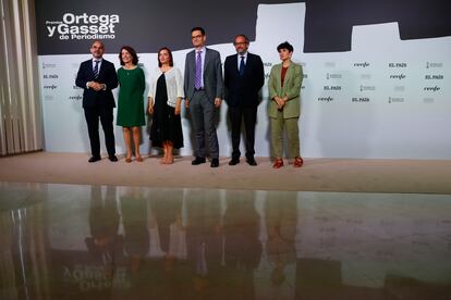 De izquierda a derecha Carlos Núñez, presidente de PRISA Media; Marisa Manzano, directora general comercial de PRISA Media; Pepa Bueno, directora de EL PAÍS; Joseph Oughourlian, presidente del Grupo PRISA; Juan Cantón, director general de prensa de PRISA Media; y María Jesús Espinosa de los Monteros, directora general de audio de PRISA Media.