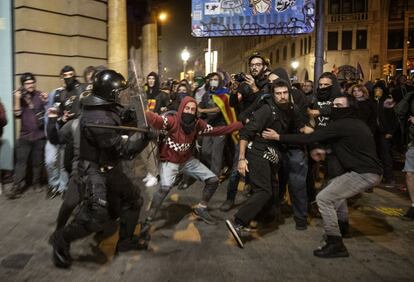 Los antidisturbios de los Mossos dispersan a unos manifestantes.