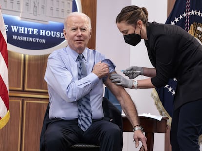 Joe Biden recibe su cuarta dosis de la vacuna de Pfizer, este miércoles en Washington.