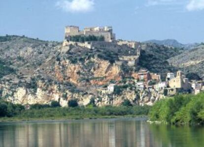 El castillo y la localidad de Miravet.