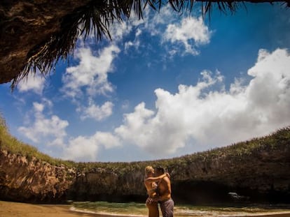 Playa Escondida, en las Marietas, también se conoce como la playa del amor.