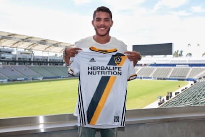 Jonathan muestra la camiseta de su nuevo club