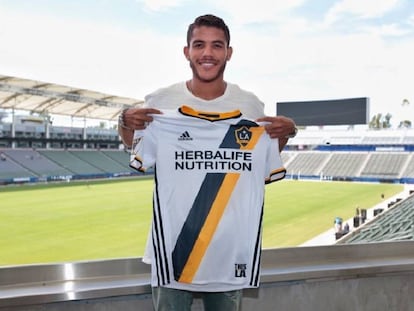 Jonathan muestra la camiseta de su nuevo club