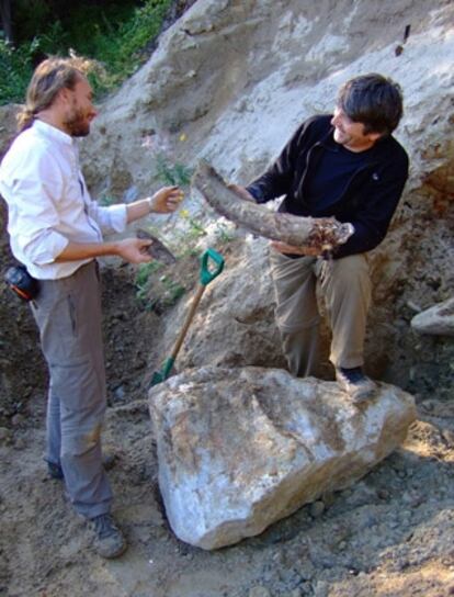 Los arqueólogos Ludovid Slimak (izquierda) y Pavel Pavlov examinando un colmillo de mamut en el yacimiento de Byzovaya, en los Urales septentrionales, en 2007.