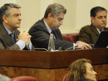 Javier de Andrés, primero a la izquierda durante el pleno de las Juntas Generales de Álava de ayer.