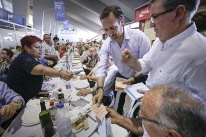 En son Pardo, Bauzá repartió papeletas del PP a los comensales.