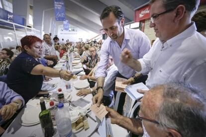 En son Pardo, Bauz&aacute; reparti&oacute; papeletas del PP a los comensales. 