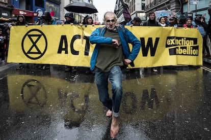 Miles de rebeldes desfilan por Oxford Street, una de las calles comerciales de Londres, durante la llamada "marcha fúnebre" organizada para expresar dolor y desesperación por el cambio climático. Detrás de la pancarta con el lema 'Act Now' (actuemos ahora), los activistas declaraban: "Nos unimos en el dolor, la indignación y el amor por la vida en la Tierra". Londres, 12 de octubre de 2019.