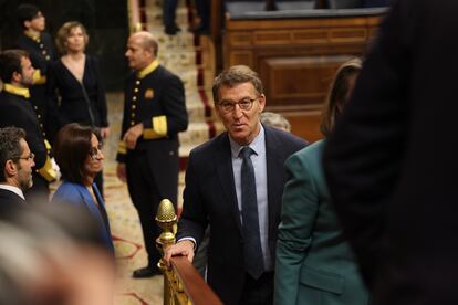 Alberto Núñez Feijóo, líder del PP, llega a su escaño para asistir a la sesión de apertura de la XV Legislatura.