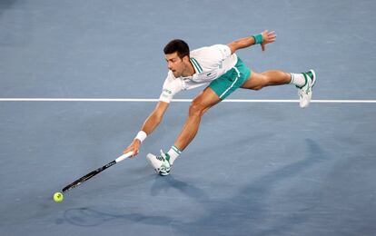 Novak Djokovic, durante la final del Open de Australia celebrada en Melbourne este domingo. El tenista serbio fulminó al ruso Daniil Medvedev al vencerle por 7-5, 6-2 y 6-2, para levantar su noveno título del Abierto de Australia y el tercero de forma consecutiva.