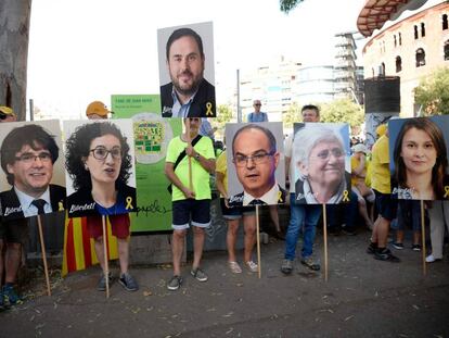 Cartells de suport als processats fugits i als polítics presos en la manifestació de dissabte a Barcelona.