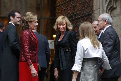 La exvicepresidenta del Gobierno Maria Teresa Fern&aacute;ndez de la Vega (centro), el expresidente de la Generalitat, Jos&eacute; Montilla (izquierda) y su mujer, Anna Hern&aacute;ndez (derecha) hablan con Pablo Lara (izquierda) y su madre (izquierda).