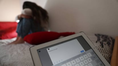 Una adolescente en su habitación, una tablet con el texto: