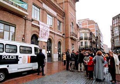 La policía impide la entrada a los padres en el colegio público García Quintana de Valladolid.