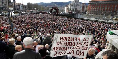 Concentración de pensionistas ante el Ayuntamiento de Bilbao.