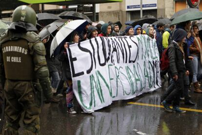 Un grupo de jóvenes marcha dentro de la manifestación de miles de estudiantes que se celebró ayer en Santiago de Chile.