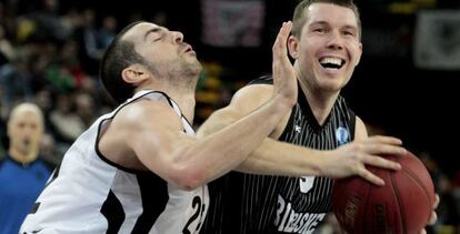 Taylor Rochestie, del Nizhny Novgorod (a la izquierda), y Dairis Bertrans, del Bilbao Basket, en el encuentro celebrado este miércoles en Miribilla. 