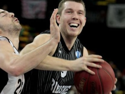 Taylor Rochestie, del Nizhny Novgorod (a la izquierda), y Dairis Bertrans, del Bilbao Basket, en el encuentro celebrado este miércoles en Miribilla. 