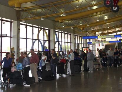 Turistas en el aeropuerto de Faro.
