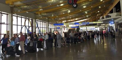 Turistas en el aeropuerto de Faro.