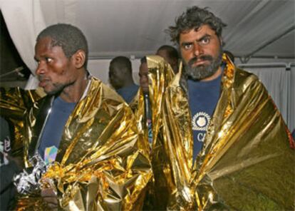 Dos de los 81 inmigrantes interceptados ayer frente a la costa de Fuerteventura.