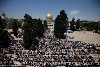 Palestinos rezan durante el primer viernes de Ramadán, frente a la mezquita Al Aqsa, en Jerusalén. 