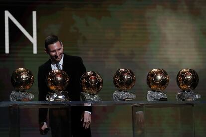 Messi amb els sis trofeus sobre l'escenari del Teatre Chatelet de París, on s'ha celebrat el lliurament del guardó.