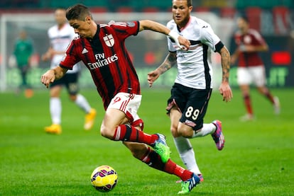 Fernando Torres, con la camiseta del Milan, en un partido de la Serie A contra el Palermo.