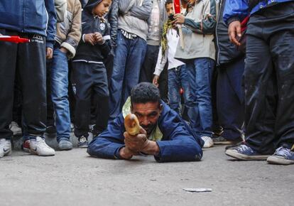 Un hombre utiliza una barra de pan como arma en Sidi Bouzid, Túnez. Actos de conmemoración del tercer aniversario de la revuelta tunecina.