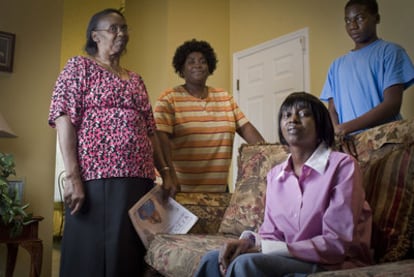 La familia de Troy Davis, en su casa de Savannah. Desde la izquierda, su madre Virginia, sus hermanas Kimberly y Martina Correia y su sobrino.