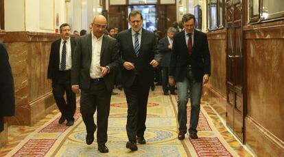 Rajoy, en los pasillos del Congreso con algunos de sus colaboradores.