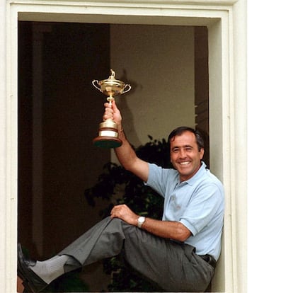 Ballesteros, capitn del equipo europeo, levanta la Copa Ryder en 1997.