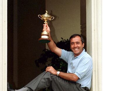 Ballesteros, capitán del equipo europeo, levanta la Copa Ryder en 1997.