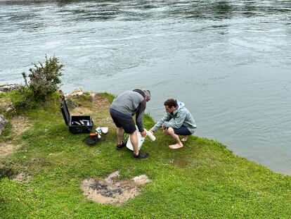 Investigadores de Universidad Católica de la Santísima Concepción analizan aguas en un río en Chile.