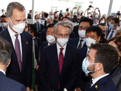 BARCELONA, 16/06/2021.- El Rey Felipe VI (2i), conversa con el presidente de la Generalitat, Pere Aragonès (d), en presencia del presidente de la República de Corea del Sur, Moon Jae-in (i); el presidente del Cercle d'Economia, Javier Faus (3d); y la alcaldesa de Barcelona, Ada Colau (2d), antes de la cena inaugural de la reunión anual del Cercle d'Economia.