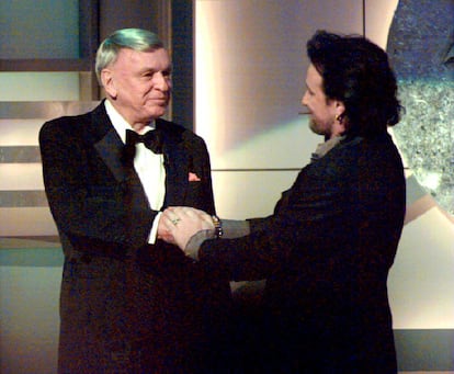 Bono recibe a Frank Sinatra en el escenario del Radio City Music Hall en la gala número 36 de los premios Grammy, en 1994, cuando Sinatra recibió un homenaje por su carrera.
