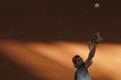 El número dos del mundo, Rafa Nadal, ha intercambiado golpes en la pista principal del Estadio de La Cartuja con su compañero Fernando Verdasco. En la imagen, el balear se dispone a efectuar un servicio.