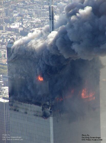 El impacto de los aviones, secuestrados por terroristas islamistas, con los tanques llenos de combustible, provocó una explosión seguida de un incendio (en la imagen), que afectaron a la estructura del edificio. Una de las aeronaves era un Boeing 767 de American Airlines que volaba de Boston a Los Ángeles con 92 personas a bordo. El otro era un avión de United Airlines, secuestrado después de despegar en el aeropuerto Dulles, cerca de Washington, con destino a Los Ángeles y 64 pasajeros. Unas 40.000 personas trabajaban en el lugar, símbolo de la economía estadounidense.