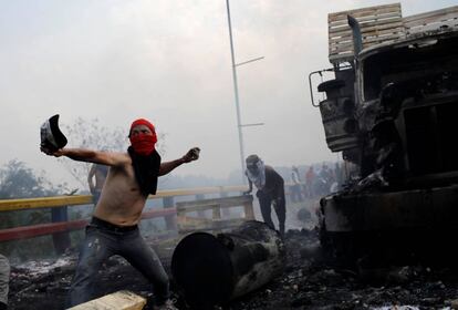 opositores al régimen de Maduro se enfrentan con las fuerzas de seguridad de Venezuela en el puente Francisco de Paula Santander.